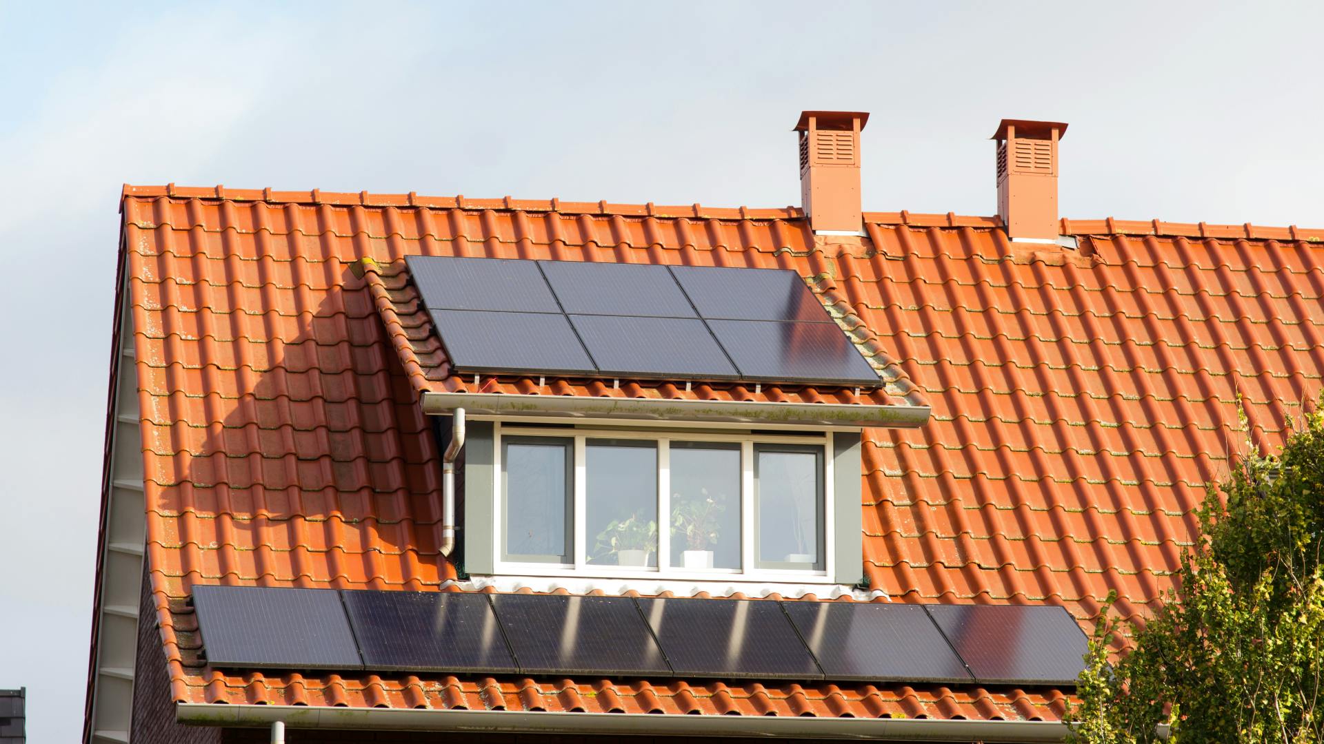 d&eacute;couvrez comment choisir le panneau solaire id&eacute;al pour vos besoins. notre guide complet vous aide &agrave; comprendre les diff&eacute;rents types, les crit&egrave;res de s&eacute;lection et les b&eacute;n&eacute;fices &eacute;conomiques et environnementaux d'une installation solaire.