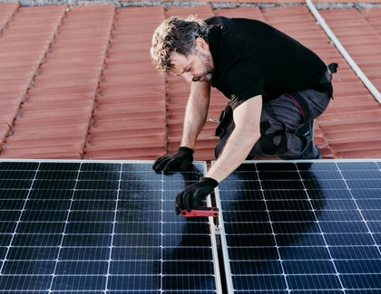 d&eacute;couvrez l'importance des panneaux solaires pour l'autoconsommation. apprenez comment ils vous permettent de r&eacute;duire votre facture d'&eacute;lectricit&eacute;, de prot&eacute;ger l'environnement et de favoriser une &eacute;nergie durable. transformez votre maison en une source d'&eacute;nergie renouvelable gr&acirc;ce &agrave; des solutions adapt&eacute;es &agrave; vos besoins.