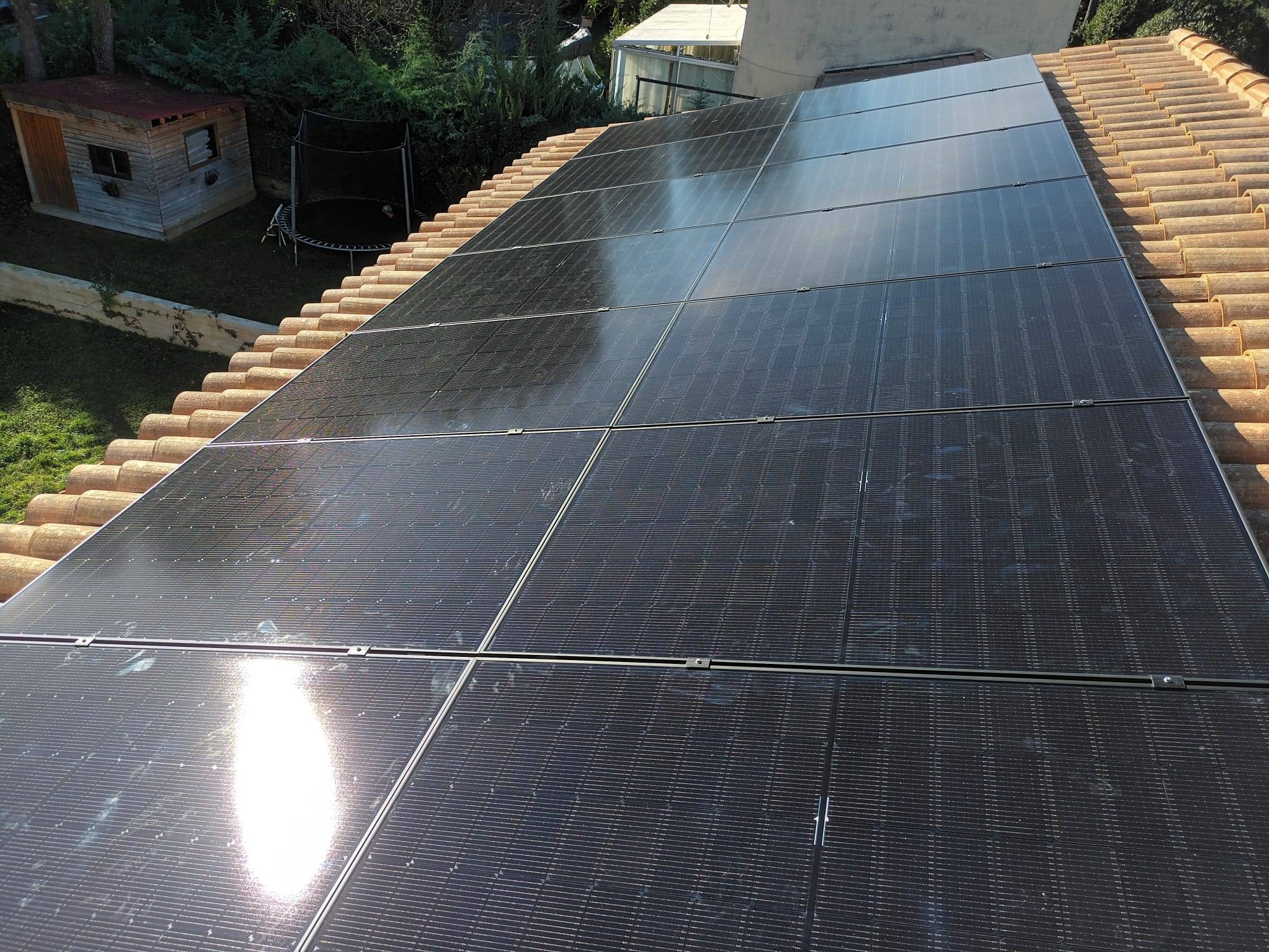 découvrez comment un panneau solaire professionnel peut transformer votre maison en une source d'énergie renouvelable. réduisez vos factures d'électricité et contribuez à la protection de l'environnement grâce à une installation de panneaux solaires adaptée à vos besoins.