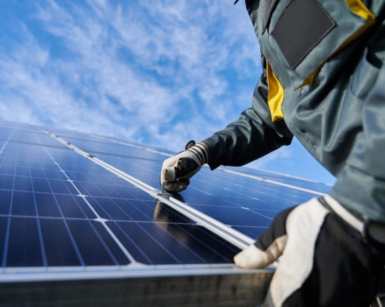 d&eacute;couvrez les tendances et innovations des panneaux solaires en 2025. informez-vous sur les meilleures technologies, les avantages &eacute;cologiques et &eacute;conomiques, ainsi que sur l'int&eacute;gration de l'&eacute;nergie solaire dans vos projets pour un avenir durable.